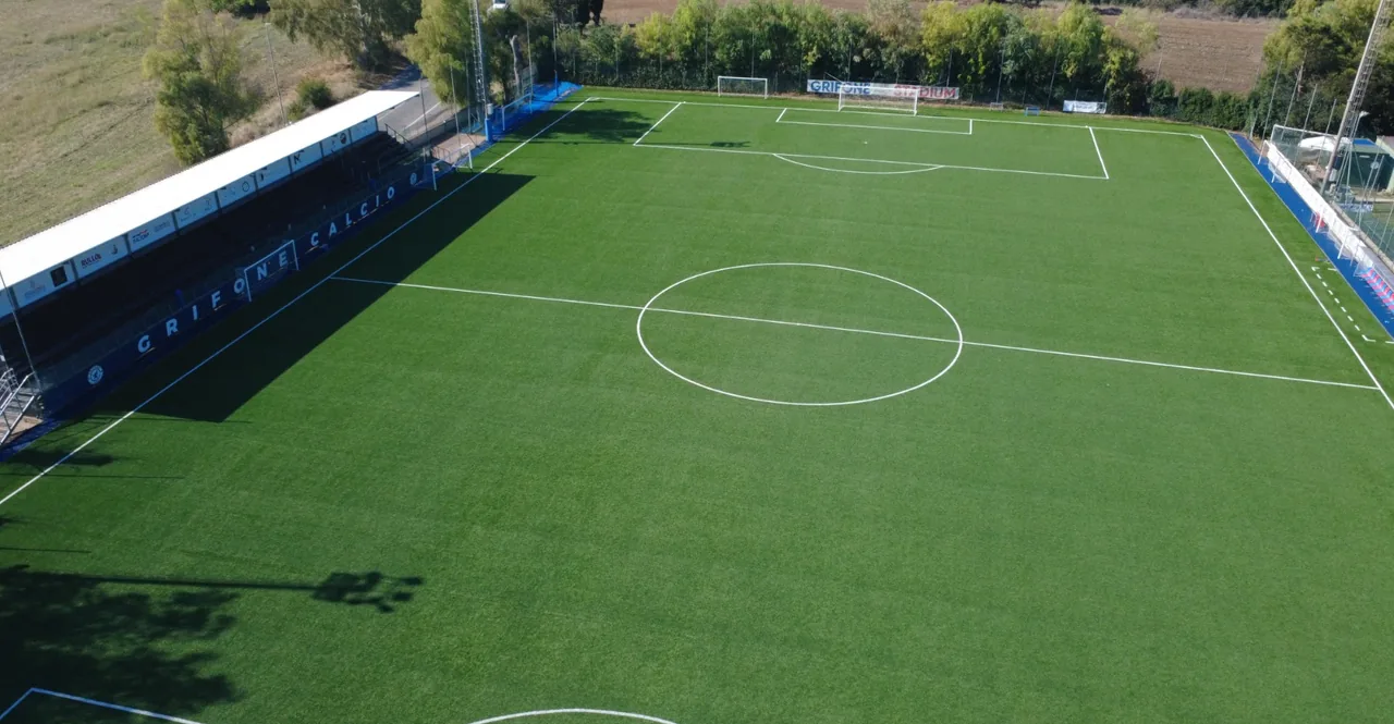 Vista dall'alto del campo principale di Grifone Stadium nella Riserva Naturale Tenuta dei Massimi