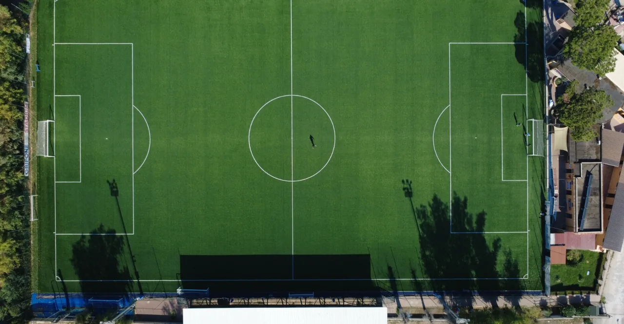 Vista aerea dall'alto dell'intero campo di Grifone Stadium con la tribuna coperta