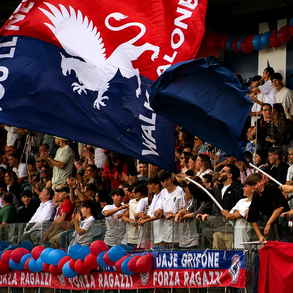 La tribuna gremita di tifosi del Grifone Calcio